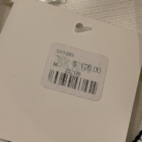 LF Seek The Label White & Black Trim Knit Shorts NWT Size Medium - Picture 5 of 6